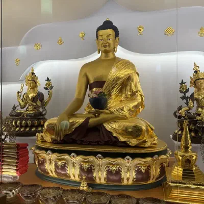 Kailash, statue de Bouddha