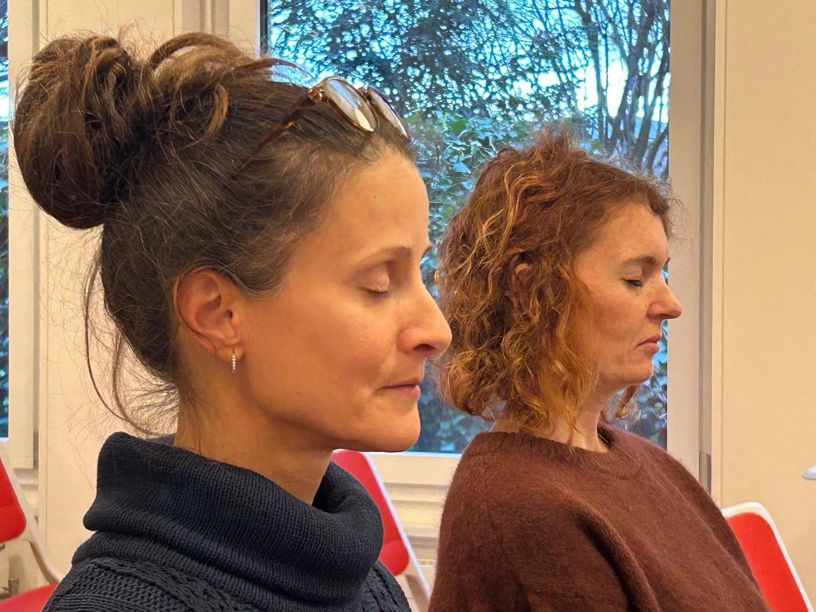 Deux personnes méditent